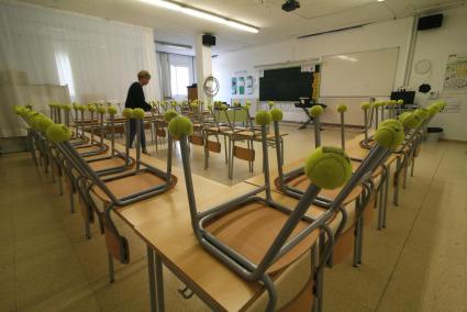 Una docente en un aula del Col·legi Pere Casasnovas, de Ciutadella.