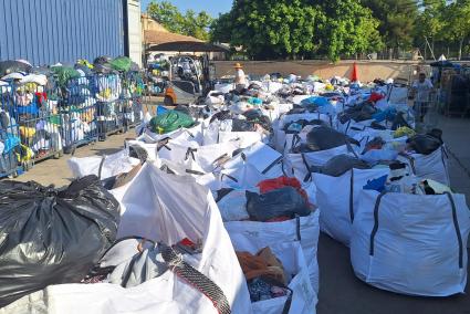 Càritas y Deixalles, colapsadas con la gestión de la ropa de segunda mano