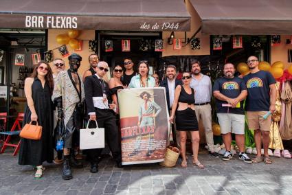 La Terremoto de Alcorcón junto a varios artistas del mundo de la moda y el espectáculo en el Bar Flexas para la presentación de la fiesta del próximo viernes 4 de julio.