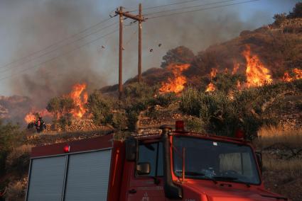Un incendio en la isla griega de Creta obliga a evacuar a 5.000 personas, en su mayoría turistas