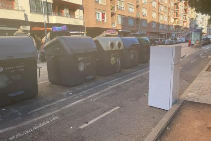 Una nevera, invadiendo un carril bici, junto a unos contenedores, en Pere Garau.