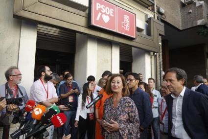 Armengol, Negueruela y Pons ante la sede del PSOE en Madrid durante una anterior reunión del comité federal.