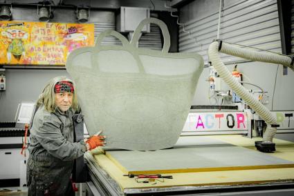 Imágenes del artista en su taller en pleno proceso de producción de los premios.