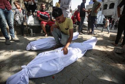 Palestinos junto a varios muertos por un ataque ejecutado por el Ejército de Israel.