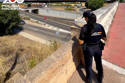 Una agente de la Policía Nacional salva a una joven que se quería lanzar de un puente en Camí dels Reis