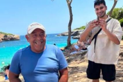El emotivo reencuentro de un turista con el frutero que conoció 20 años antes en Mallorca