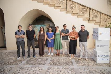 Las autoridades y los artistas participantes, ayer en Ca n’Oleo