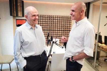 Antonio Muñoz y Manuel Chaves mantienen una conversación en el pódcast 'Estas cosas llevan tiempo'.