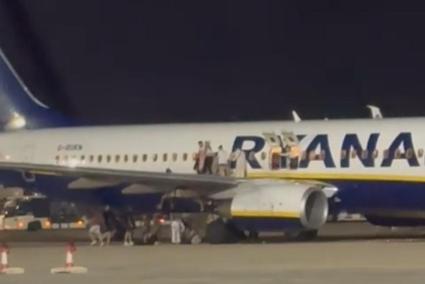 Un testigo del incendio del avión de Ryanair: «Algo raro pasa, la gente se tira del ala hacia abajo»
