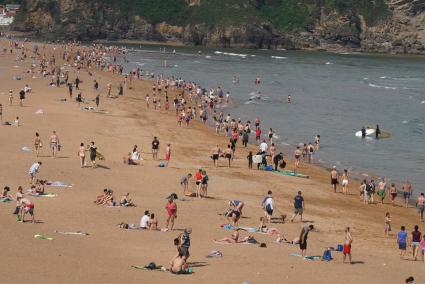 Solo la playa de Arrietara-Atxabiribil exhibe en Bizkaia la bandera roja