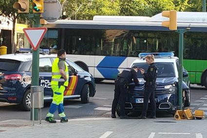 Cuatro jóvenes, tres de ellos menores, agreden a un hombre en un bus de la EMT que les pidió se sentaran bien