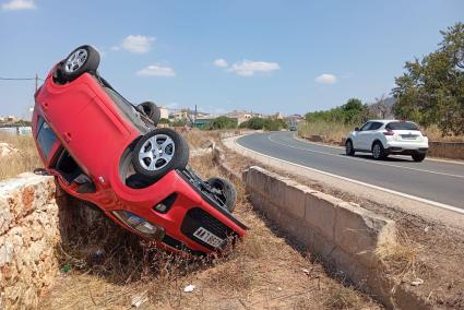 Una conductora se sale de la vía y vuelca en la carretera que une s´Estanyol y Llucmajor