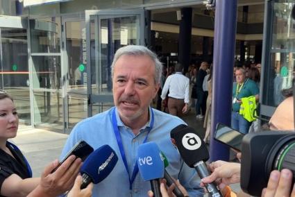 El presidente del Gobierno de Aragón y presidente del PP Aragón, Jorge Azcón, atiende a los medios de comunicación antes de asis
