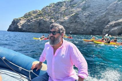 Bestard acompaña a un grupo de personas procedentes del Ayuntamiento de Marratxí en una salida en piragua en Alcúdia