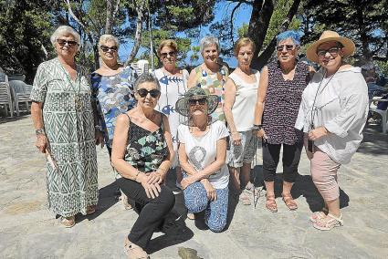 Catalina Valls, Tina Bana, Margalida Artigas, Margalida Ramis, Concepción Moreno, Juana Riera y Margalida Socias. Arrodilladas: Bárbara Ramis y Esperanza Bisbal.