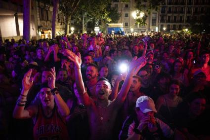 El público esperando para ver a el dúo Azúcar Moreno, que suspende su concierto en MADO 2025 a causa de la lluvia, en el Escenario Plaza de las Reinas, a 3 de julio de 2025, en Madrid (España).