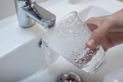 La Comunidad reivindica la calidad de su agua ante la UE: "Una de las mejores del mundo y con garantías de saneamiento"