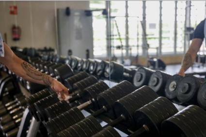 Zaragoza.-Sucesos.-Detenida una pareja que huía en bici tras robar mancuernas de madrugada en un gimnasio