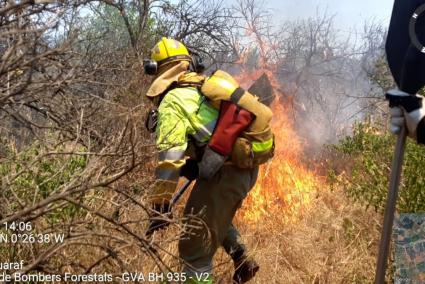 Imagen de la unidad helitransportada de Enguera de bomberos forestales de la Generalitat en la extinción del incendio de Rafelgu