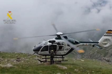 Un helicóptero de la Guardia Civil auxilia a dos excursionistas en el Pico Robiña en uno de los nueve rescates completados entre