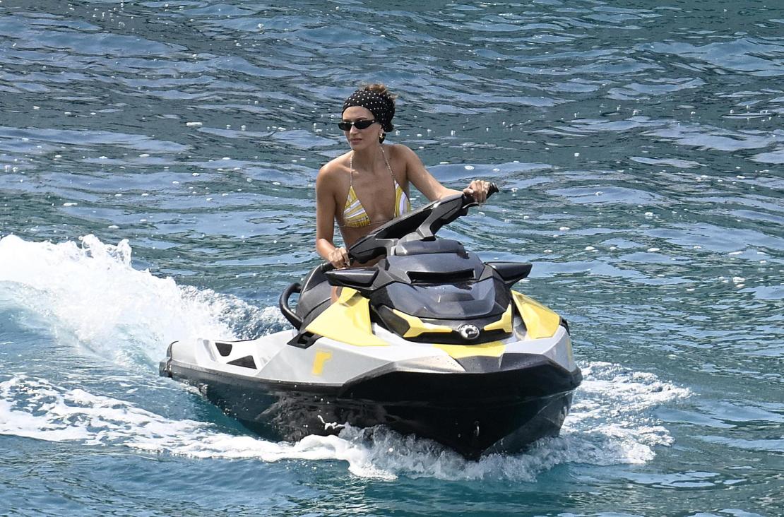 Hailey Bieber luce tipazo en Mallorca