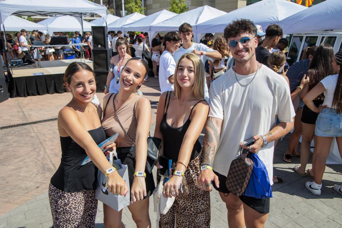 Largas colas para recoger la pulsera del Reggaeton Beach Festival