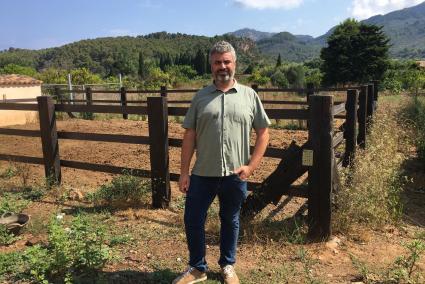Andreu J. Oliver en su finca familiar de Sóller.