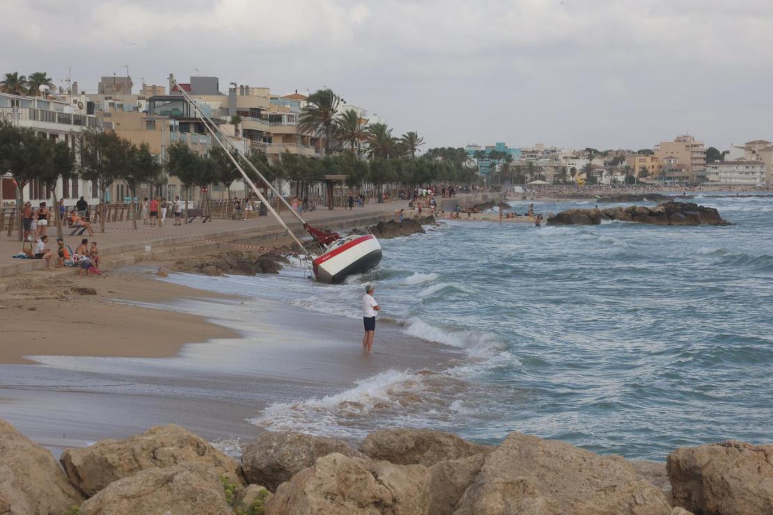 Imágenes del rescate del velero varado en el Molinar