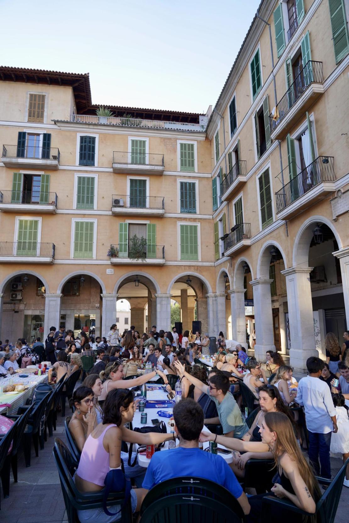 Gran ambiente en la cena a la fresca de la Plaça Major