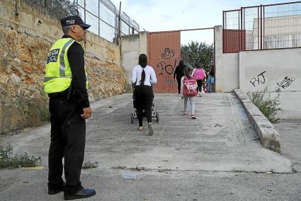 Miembro de la Policía Local a la entrada del colegio Anselm Turmeda