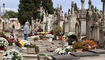 Una mujer, en el cementerio de Palma.