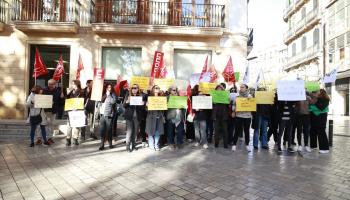 Trabajadores de la OAC se han concentrados este lunes en la plaza Santa Eulàlia de Palma, en protesta.