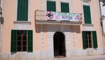 Pancarta contra la construcción de la autopista en un balcón de Campanet en 2004.