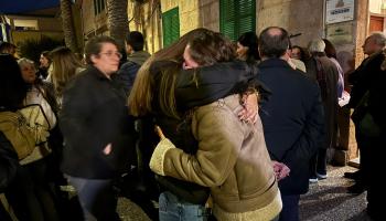 Lágrimas de dolor y apoyo unánime a la víctima del apuñalamiento de Costitx: «No estás sola»