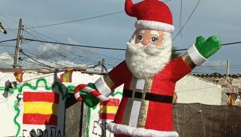 Un Papa Noel hinchable de grandes dimensiones da la bienvenida al poblado