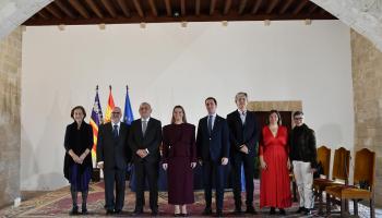 Foto de familia de los participantes durante el acto institucional de celebración del Día de la Constitución en el Palau de l´Almudaina.