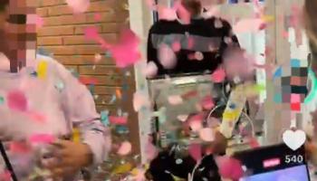 Confeti y aplausos a la salida de la cárcel de Palma de 'El Vito'