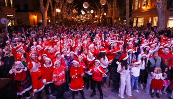 Cientos de 'Papás Noel' bailan en es Born de Palma