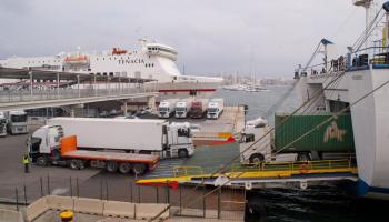 Camiones embarcando y desembarcando de un ferry en puerto de Palma.
