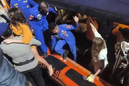 Los desaparecidos del naufragio en Indonesia son un exfutbolista del  Valencia y 3 de sus hijos