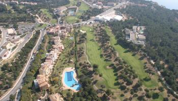 La mansi&oacute;n se encuentra ubicada en una exclusiva urbanizaci&oacute;n de Calvi&agrave; (en la foto, una vista a&eacute;rea del municipio). Nada m&aacute;s firmarse las arras millonarias, el mercado inmobiliario comenz&oacute; a convulsionarse y el due&ntilde;o decidi&oacute; devolverle el doble de lo aportado y venderla a otro interesado mucho m&aacute;s cara. Foto: J.T.