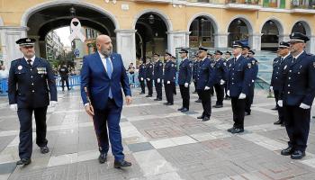 El alcalde de Palma y el jefe de la Polic&iacute;a Local pasan revista a una formaci&oacute;n en la Pla&ccedil;a Major.