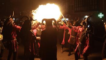 Miles de personas viven un espect&aacute;culo de fuego, 'dimonis' y tambores en el Correfoc de Sant Sebasti&agrave; en Palma