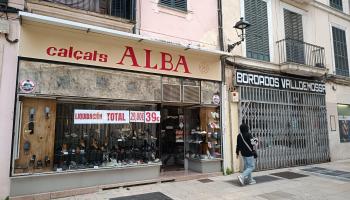 Fachada de Cal&ccedil;ats Alba, con carteles de liquidaci&oacute;n