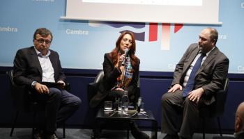 Juli&aacute;n Cubero, de BBVA Research, Cristina Monge, de ECODES, y Laro Gonz&aacute;lez Canoura, de IH Cantabria.