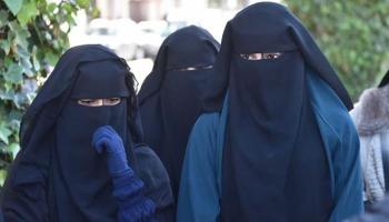 Varias j&oacute;venes, vestidas con niqab, que s&oacute;lo deja al descubierto los ojos, a diferencia del burka, que cubre el rostro por completo.