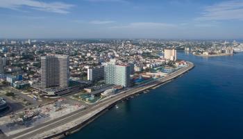 Imagen del popular malec&oacute;n de La Habana con el hotel Meli&aacute; Cohiba y el Habana Riviera de Iberostar.