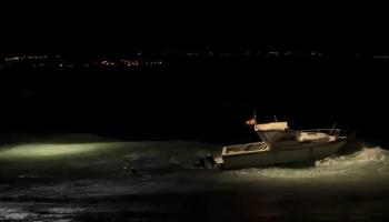 Rescatan frente al Molinar a un hombre en apuros que no pod&iacute;a desanclar su barca en mitad de un temporal de mala mar