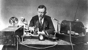 LONDRES - Rostros de la historia El italiano Guglielmo Marconi patenta la radio en Gran BretaÃ±a, pero tras aÃ±os de litigio se