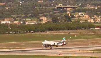 Susto en el aeropuerto de Palma: un avión se ladea por el viento y tiene que abordar su aterrizaje
